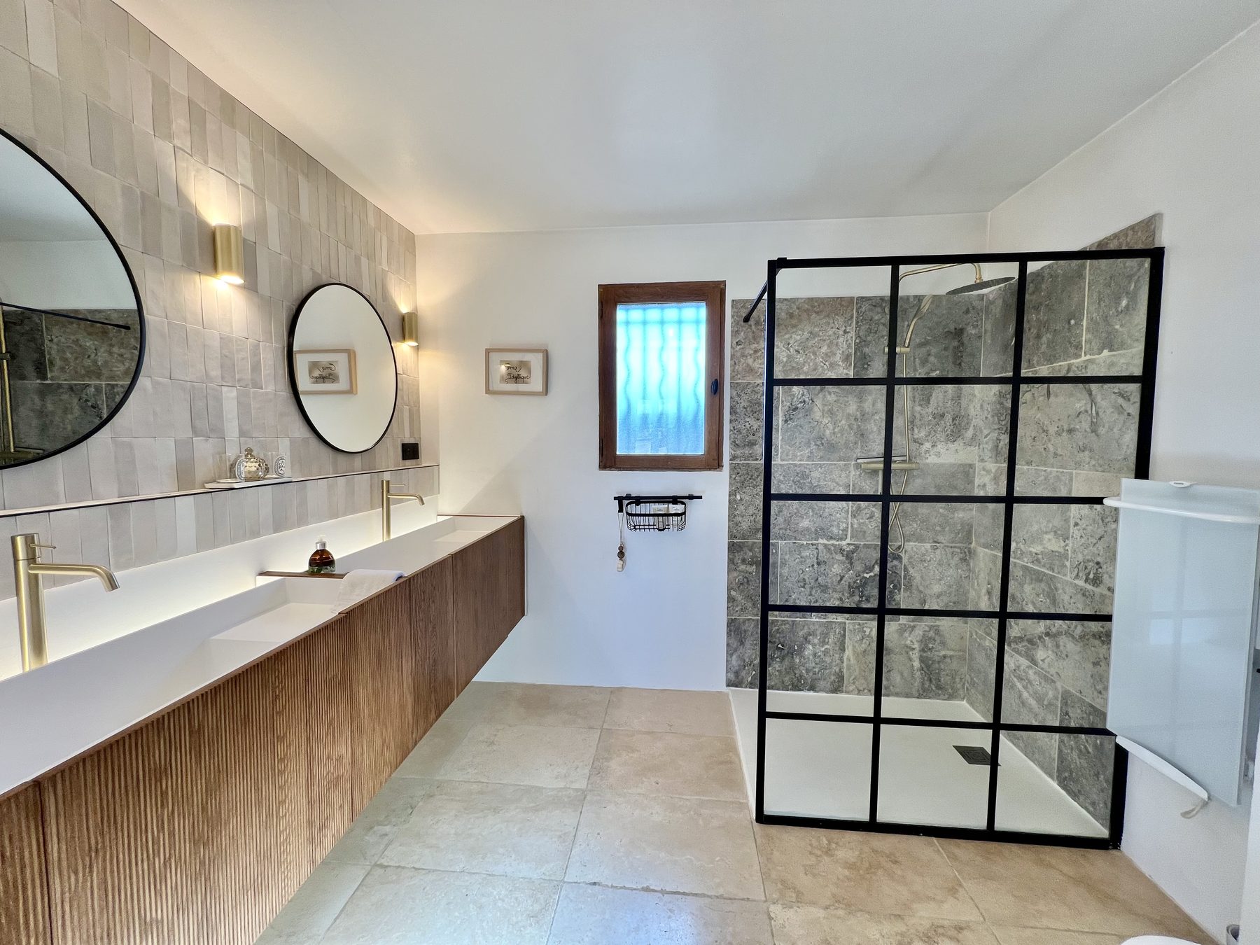 Salle de bain raffinée à l'étage — villa Haute-Provence