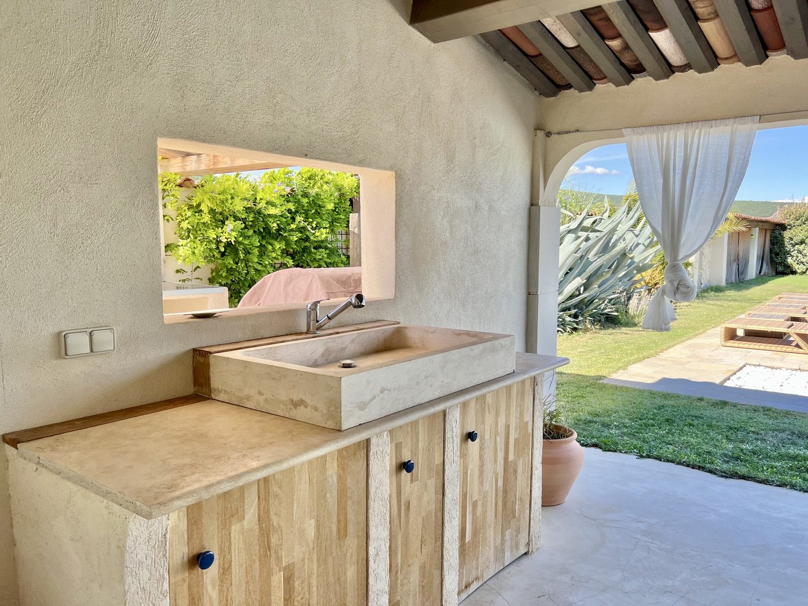 Cuisine d'été aménagée sous pergola — villa Pays de Forcalquier