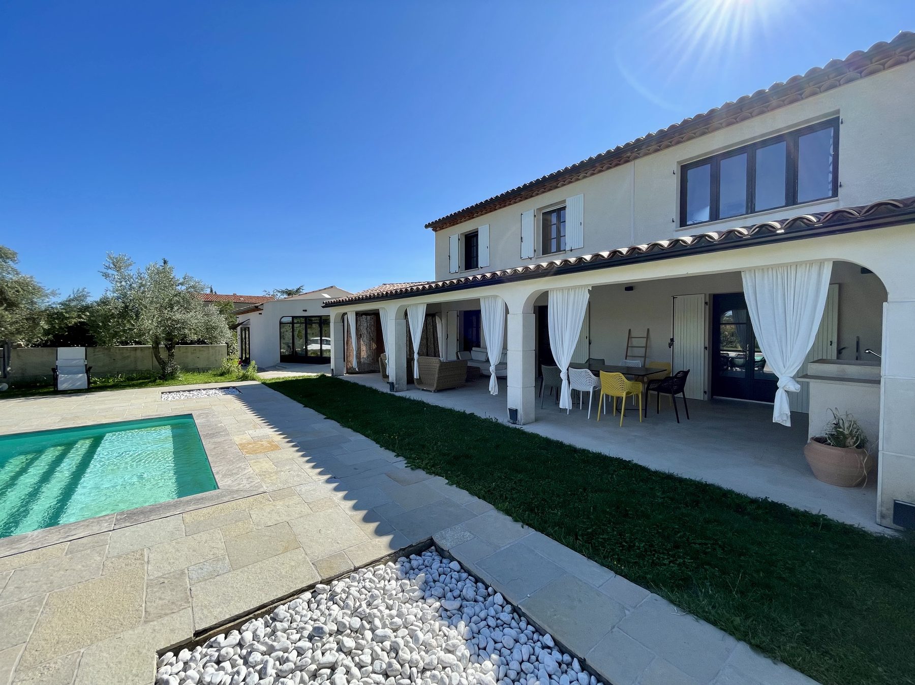 Façade de la villa contemporaine et piscine