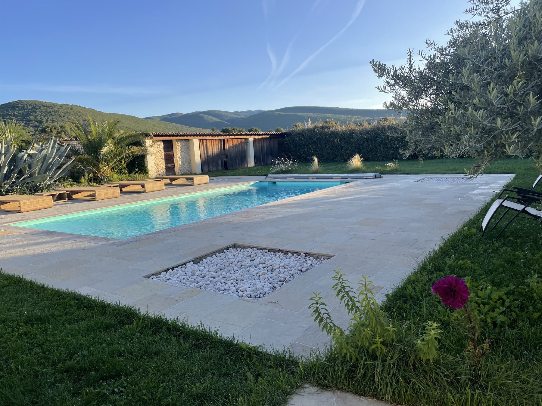 Jardin paysager avec piscine et vue sur la montagne de Lure — Pays de Forcalquier