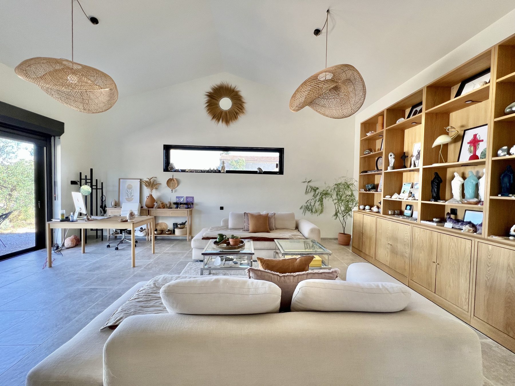 Espace de vie lumineux et showroom — villa Haute-Provence