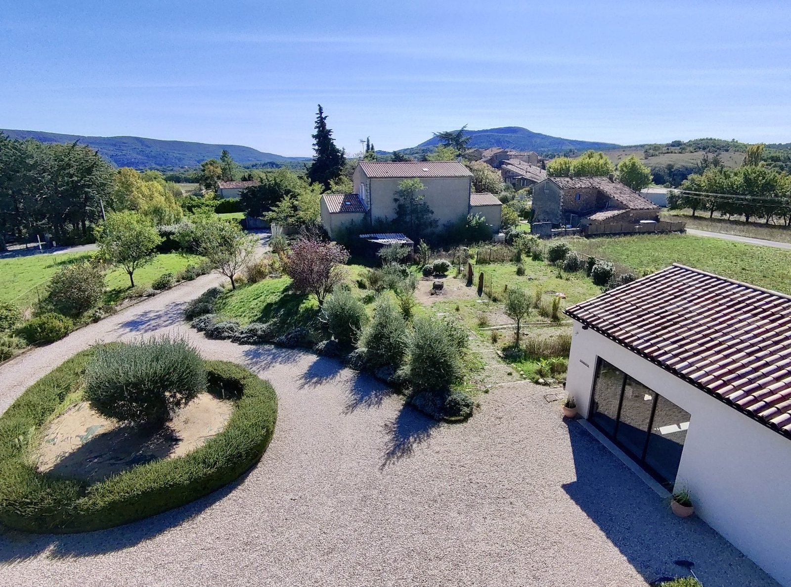 Vue aérienne de la propriété, du jardin paysager, du village et de la montagne — Pays de Forcalquier